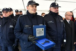 Pamiątkowe zdjęcie Komendanta Wojewódzkiego Policji w Katowicach wraz z kierownikiem posterunku, który trzyma symboliczny klucz