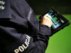 Policjant trzymający tablet