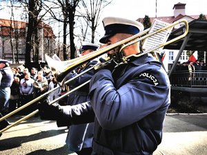 Policyjna orkiestra podczas defilady. Zbliżenie na instrument muzyczny.