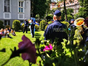 Śląscy policjanci podczas spotkania z dziećmi.
