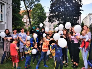 Zdjęcie grupowe podopiecznym Domu Dziecka Tęcza w Katowicach z opiekunami i policjantami.