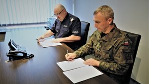 Nadinsp. dr Krzysztof Justyński i płk Tomasz Białas podpisują porozumienie.