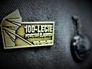 Oznaka 100-lecia Powstań Śląskich na policyjnym mundurze