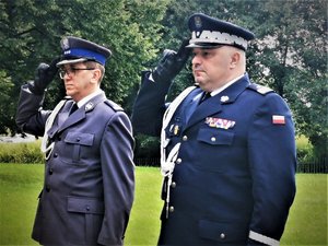 Komendant Wojewódzki Policji w Katowicach wraz z zastępcą podczas składania hołdu przed Grobem Policjanta Polskiego