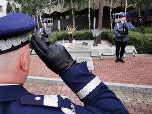 Komendant Wojewódzki Policji w Katowicach oddający hołd przed Grobem Policjanta Polskiego