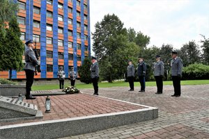 Komendant Wojewódzki Policji w Katowicach wraz z zastępcami oddaje hołd przed Grobem Policjanta Polskiego