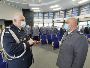 Komendant Wojewódzki Policji w Katowicach wręczający odznaczenie
