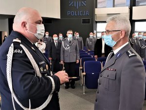 Komendant Wojewódzki Policji w Katowicach wręczający odznaczenie