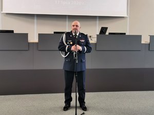 Komendant Wojewódzki Policji w Katowicach przemawia do zebranych