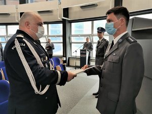 Komendant Wojewódzki Policji w Katowicach wręczający rozkaz o awansie