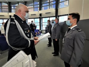 Komendant Wojewódzki Policji w Katowicach wręczający rozkaz o awansie
