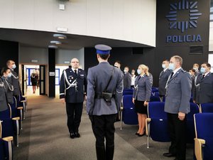 Dowódca uroczystości składa meldunek Komendantowi Wojewódzkiemu Policji w Katowicach