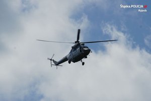 Helikopter podczaqs akcji poszukiwawczej za zaginionym.
