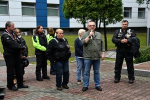 Uczestnicy wydarzenia stoją przed Grobem Policjanta Polskiego.