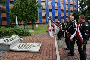 Uczestnicy oddają hołd przed Grobem Policjanta Polskiego.