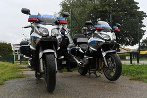 Zdjęcie kolorowe. 2 policyjne motocykle.