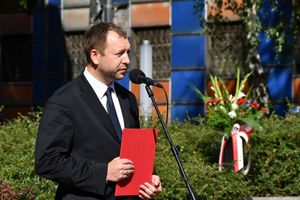 Wiceprezydent Katowic podczas przemówienia.