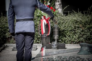 Policjant podpalający znicz na pomniku