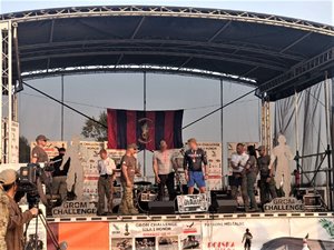 Śląscy kontrterroryści odbierają gratulacje od organizatorów za zajęcie III miejsca w zawodach.