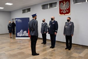 Dowódcza uroczystości składa meldunek Komendantowi Wojewódzkiemu Policji w Katowicach.