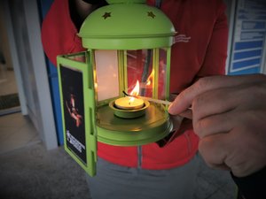 Zdjęcie kolorowe. lampion z Betlejemskim Światłem Pokoju