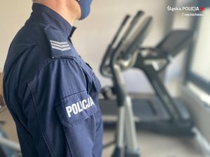umundurowany policjant podczas kontroli siłowni