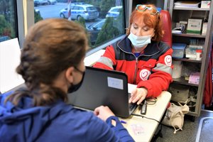 Pracownik Regionalnego Centrum Krwiodawstwa i Krwiolecznictwa w Katowicach prowadzi wywiad z kobietą, która chce oddać krew.