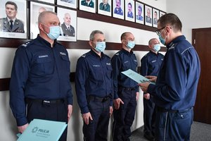 Komendant Wojewódzki Policji w Katowicach gratuluje policjantom.