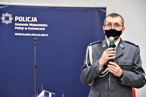 Komendant Wojewódzki Policji w Katowicach podczas przemówienia.