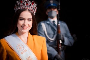 Zdjęcie kolorowe. Widoczna Miss Polski 2020 oraz umundurowany policjant. Autor zdjęcia: Michał Piątek