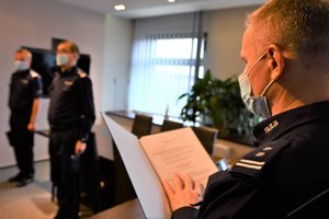 Naczelnik Wydziału Kadr odczytuje rozkazy o powołaniu na stanowiska wiceszefów w garnizonie śląskim.