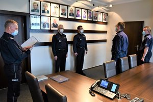 Naczelnik Wydziału Kadr odczytuje rozkazy. Na zdjęciu widoczny również Komendant Wojewódzki Policji w Katowicach wraz ze swoimi wszystkimi zastępcami.