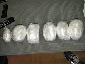 Sześć paczek amfetaminy. Narkotyki zostały ułożone obok siebie na kanapie.
