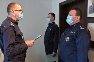 Zdjęcie kolorowe. Widoczni policjanci uczestniczący w spotkaniu, w tym Komendant Wojewódzki Policji w Katowicach