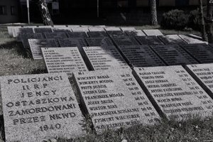 Zdjęcie czarno-białe. Widocze tablice z imionami i nazwiskami oraz wiekiem policjantów zamordowanych przez NKWD