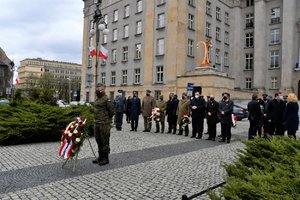 Zgromadzeni goście składają wieńce przed Pomnikiem Wojciecha Korfantego.