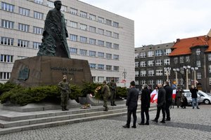 Przedstawiciele władz składają wieńce przed Pomnikiem Wojciecha Korfantego.