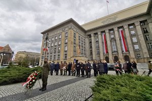 Widok na Plac Sejmu Śląskiego i Śląski Urząd Wojewódzki.