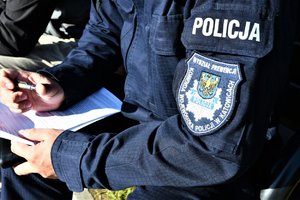 Widoczna naszywka na mundurze policjanta, na której widnieje napis Wydział Prewencji Komenda Wojewódzka Policji w Katowicach.