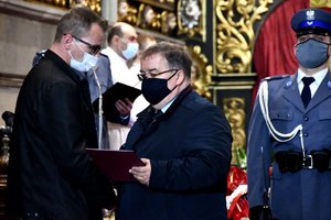 Sekretarz Stanu w Kancelarii Prezydenta Rzeczypospolitej Polskiej Andrzej Dera przekazuje nadany pośmiertnie medal rodzinie zmarłego policjanta.
