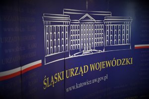 Fragment tablicy z wizerunkiem Śląskiego Urzędu Wojewódzkiego w Katowicach.