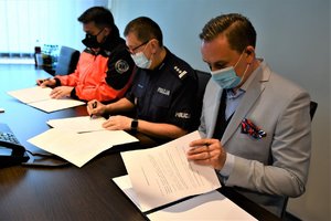 Na zdjęciu Komendant Wojewódzki Policji oraz Dyrektorzy w trakcie podpisywania porozumień.