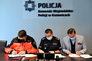 Na zdjęciu Komendant Wojewódzki Policji oraz Dyrektorzy w trakcie podpisywania porozumień.