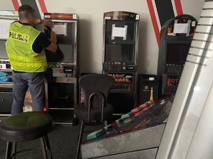 Policjant opisuje zabezpieczone automaty do gier