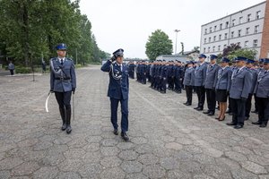 Komendant  Wojewódzki Policji w Katowicach wraz z dowódcą uroczystości maszerują wzdłż pododdiałów oddając honor.