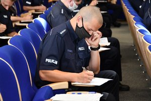 Policjant podczas pisania egzaminu.