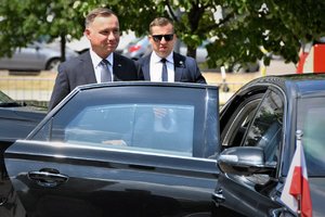 Prezydent Rzeczypospolitej Polskiej wysiada z samochodu.