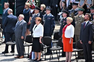 Goście, którzy wzięli udział w uroczystości śpiewają Hymn Rzeczypospolitej Polskiej. Wśród obecnych Komendant Wojewódzki Policji w Katowicach.