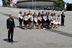 Prezydent podczas przemówienia. Za nim młodzież trzymająca tablice „Tobie Polsko” upamiętniające miejsca pamięci Powstań Śląskich.