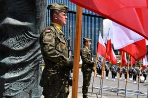 Warta honorowa żołnierzy Wojska Polskiego przed Pomnikiem.